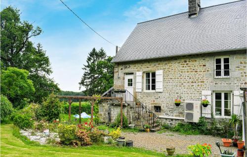 Awesome home in Saint-Sever-Calvados with 1 Bedrooms and WiFi : Maisons de vacances proche de Sept-Frères