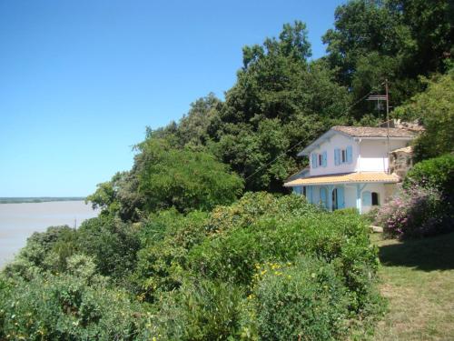Maison dans falaise face à l'estuaire de la Gironde : Maisons de vacances proche d'Arsac