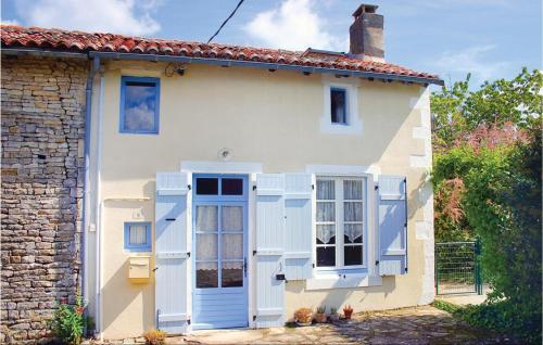 Awesome home in Paizay Naudouin with 1 Bedrooms and WiFi : Maisons de vacances proche de Chérigné