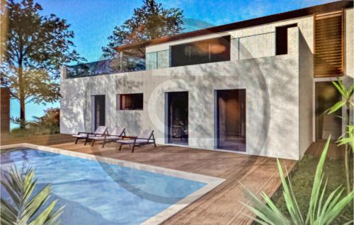 Stunning home in Carsan with 6 Bedrooms, WiFi and Outdoor swimming pool : Maisons de vacances proche de Saint-Laurent-de-Carnols