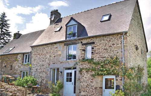 Awesome home in Sougeal with 4 Bedrooms and WiFi : Maisons de vacances proche de Vessey