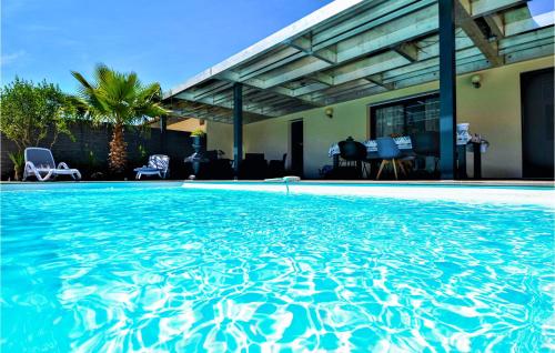 Nice Home In St Victor La Coste With 4 Bedrooms, Wifi And Outdoor Swimming Pool : Maisons de vacances proche de Saint-Geniès-de-Comolas