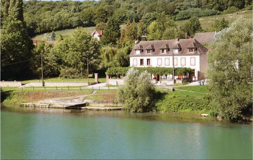 Beautiful home in Jaulgonne with 4 Bedrooms and WiFi : Maisons de vacances proche de Baulne-en-Brie