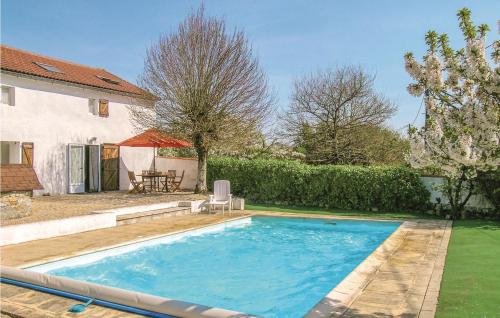 Stunning home in lHermenault with 3 Bedrooms, Outdoor swimming pool and Heated swimming pool : Maisons de vacances proche de Saint-Martin-des-Fontaines