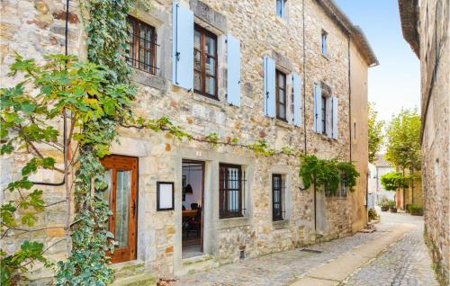 Amazing home in Aiguze with 4 Bedrooms and WiFi : Maisons de vacances proche de Saint-Martin-d'Ardèche