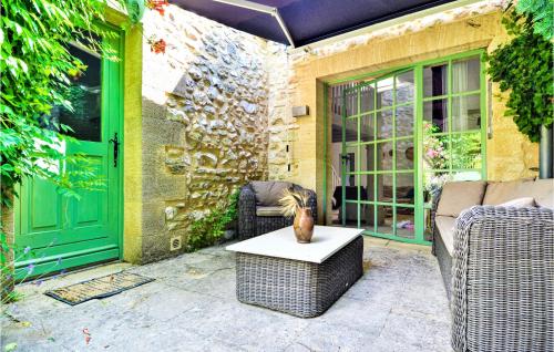 Amazing home in Flaux with 2 Bedrooms and WiFi : Maisons de vacances proche de Saint-Victor-des-Oules