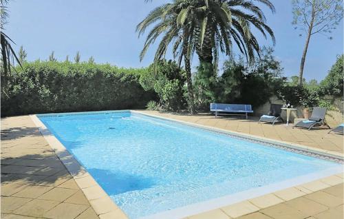 Awesome Home In Arles With 7 Bedrooms, Private Swimming Pool And Outdoor Swimming Pool : Maisons de vacances proche de Saint-Gilles