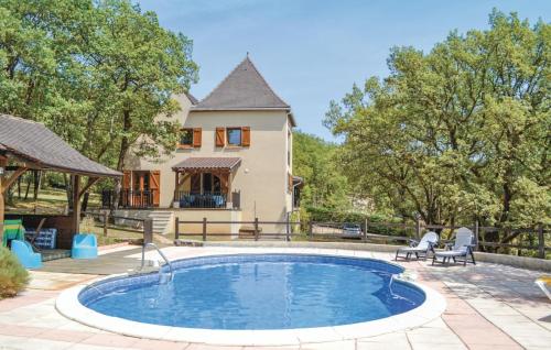 Stunning Home In Montgesty With 4 Bedrooms, Wifi And Private Swimming Pool : Maisons de vacances proche de Crayssac