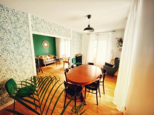 Maison Chiche 4 chambres indépendantes salon cuisine commune : Appartements proche de Bourg-des-Comptes