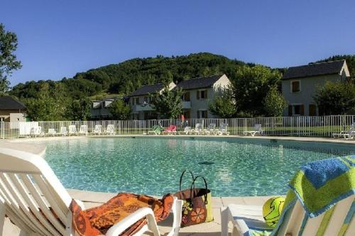 T3 duplex village geolia Saint geniez d'olt avec 2 piscines chauffée : Maisons de vacances proche de Prades-d'Aubrac