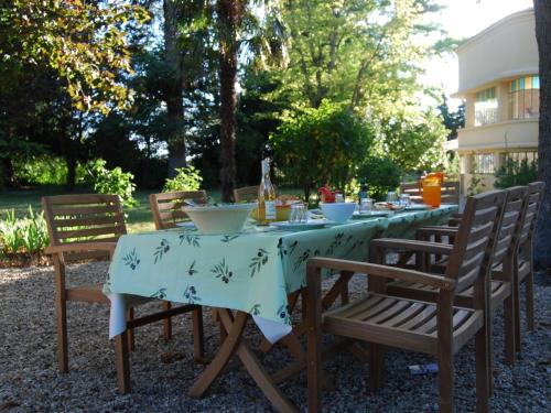 Cozy Mansion in Provence France with Swimming Pool : Appartements proche de Rousset-les-Vignes