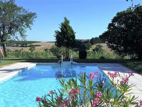 Lovely holiday home in Monfort with private pool : Maisons de vacances proche de Saint-Cricq