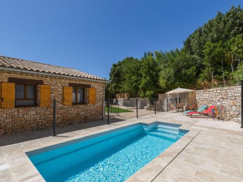 Stone holiday home with private pool in southern Ard che : Maisons de vacances proche de Saint-André-de-Roquepertuis