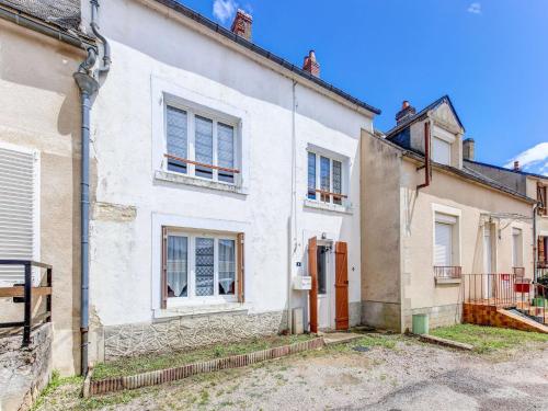 Traditional Holiday Home in Brinon sur Beuvron with Terrace : Maisons de vacances proche d'Arbourse