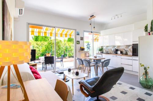 Air-Conditioned Apartment With Furnished Terrace & Parking Rated 3 Stars : Maisons de vacances proche de Cap-d'Ail