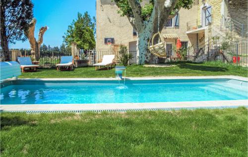 Stunning Apartment In Avignon With 2 Bedrooms, Outdoor Swimming Pool And Heated Swimming Pool : Appartements proche de Noves