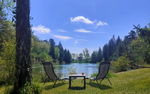 Gîte nature détente pêche baignade dans lac privé : Maisons de vacances proche de Montagnac-la-Crempse