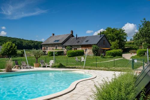 Domaine Les Reprilles**** : Maisons de vacances proche de Savigny-Poil-Fol