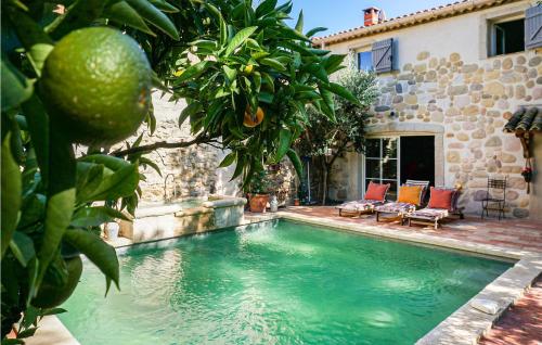 Awesome home in ROUJAN with WiFi, 3 Bedrooms and Outdoor swimming pool : Maisons de vacances proche de Roujan
