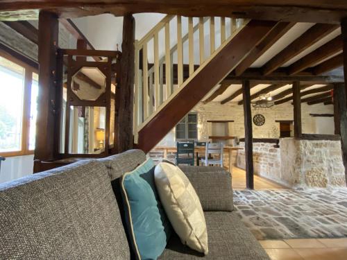 Le Figuier - 4 bedroom Farmhouse Gite : Maisons de vacances proche de Gournay-Loizé