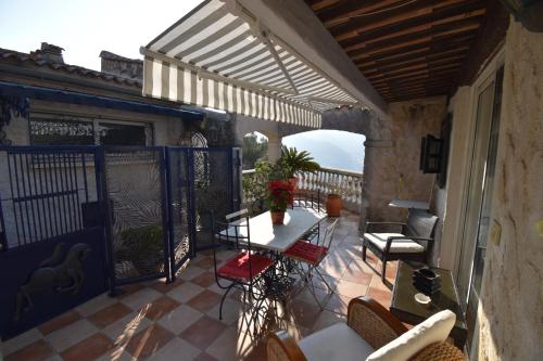 Studio climatisé et sa terrasse privée en villa : Appartements proche de Châteauneuf-Villevieille