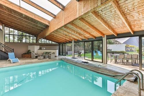 Splendide maison de 330m avec piscine interieure : Maisons de vacances proche de Bois-de-Céné