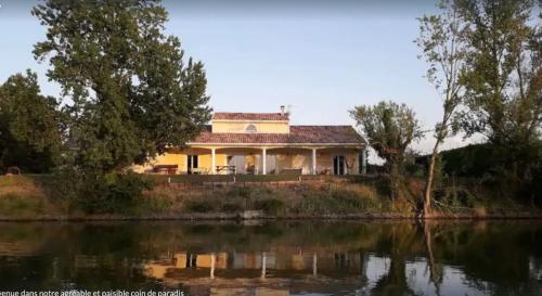 Maison au bord du lac avec piscine chauffée : Villas proche de Villaudric
