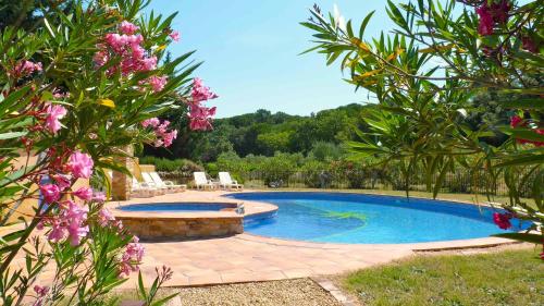 Mas des Lavandes - 3 gîtes de charme au calme avec grande piscine en Drôme-Provençale : Maisons de vacances proche de Bollène