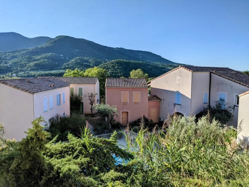Maisonnette dans domaine avec piscine à Nyons, pays des olives : Maisons de vacances proche de Venterol