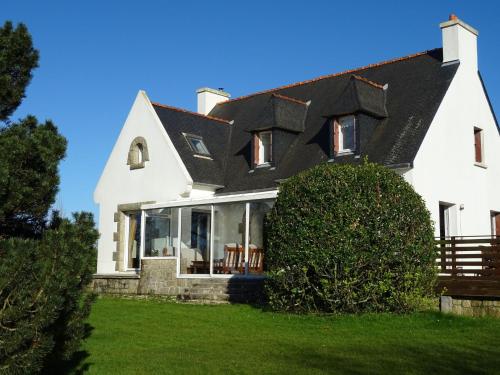 Classic Breton holiday home on the Pink Granite Coast : Maisons de vacances proche de Trélévern