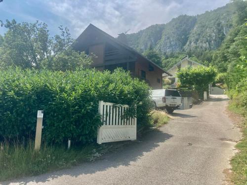 Villa traditionnelle avec vue sur le lac d'Annecy : Maisons de vacances proche de Montmin