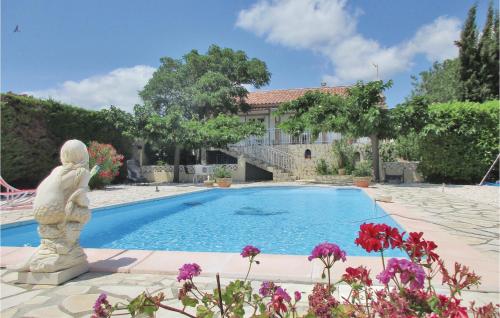 Amazing home in Creissan with 3 Bedrooms, WiFi and Outdoor swimming pool : Maisons de vacances proche de Cébazan