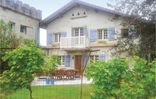 Beautiful home in Charritte de Bas with 2 Bedrooms and WiFi : Maisons de vacances proche de Guinarthe-Parenties