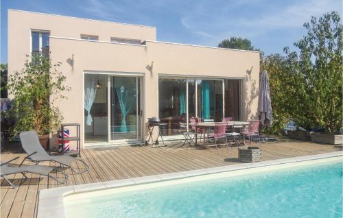 Nice home in Cazouls dHerault with 5 Bedrooms, WiFi and Outdoor swimming pool : Maisons de vacances proche de Saint-Pons-de-Mauchiens