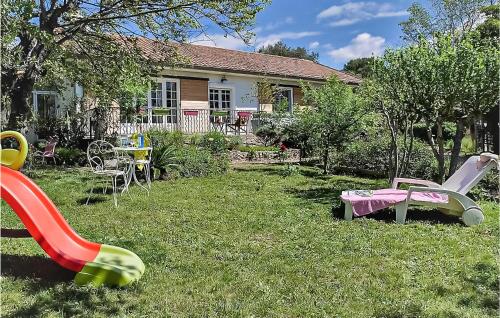 Stunning home in Mornas with 3 Bedrooms, WiFi and Outdoor swimming pool : Maisons de vacances proche de Saint-Étienne-des-Sorts