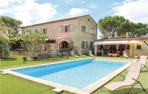 Amazing Home In Chteaurenard With Wifi, Private Swimming Pool And Outdoor Swimming Pool : Maisons de vacances proche de Rognonas