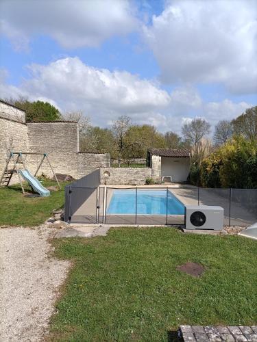 Maison de campagne avec piscine chauffée : Maisons de vacances proche d'Aujac