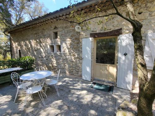 La Cassine, gîte des Lucioles en Provence : Maisons d'hotes proche de Chamaret