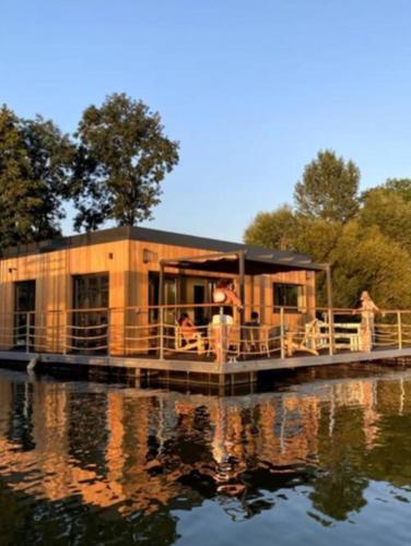 SeineHouse - Maison flottante (HouseBoat) - Séjour magique sur l'eau : Maisons de vacances proche de Sagy