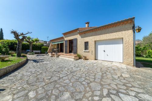 Charmante maison avec terrasse aux portes de l'Ardèche : Villas proche de Saint-Just