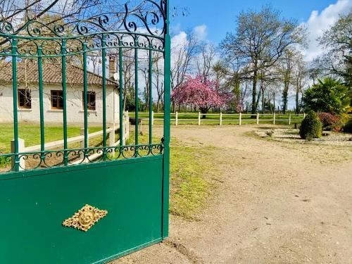 Grand gîte dans un parc arboré : Maisons de vacances proche de Marcé-sur-Esves