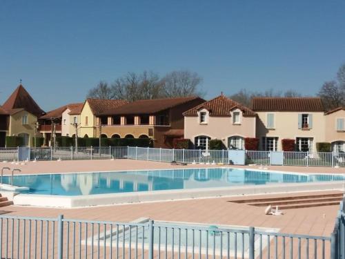 Maison de vacances pour détente dans résidence familiale avec piscine et vélos : Maisons de vacances proche de Paulhiac