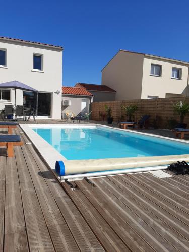 Villa La Palmeraie avec piscine terrasse Poolhouse : Maisons de vacances proche de Tresserre