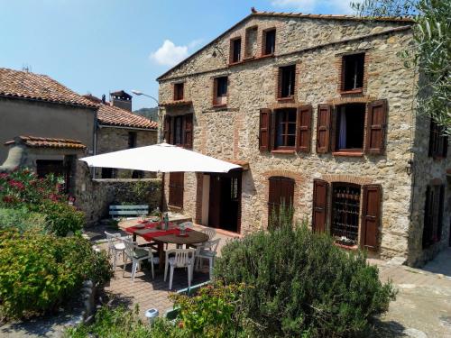 Les Ecuries, traditional stone farmhouse with pool : Maisons de vacances proche de Prades