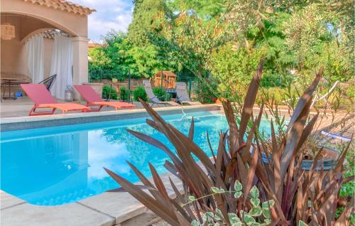 Stunning apartment in Castelnau-Valence with Outdoor swimming pool and 1 Bedrooms : Appartements proche de Saint-Dézéry
