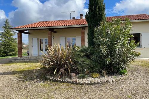 Maison chaleureuse avec un grand jardin verdoyant : Maisons de vacances proche de Miramont-de-Guyenne