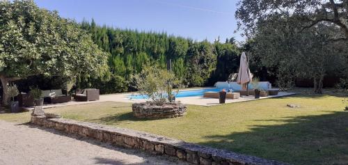 Studio avec terrasse privative et piscine : Appartements proche de Chamaret