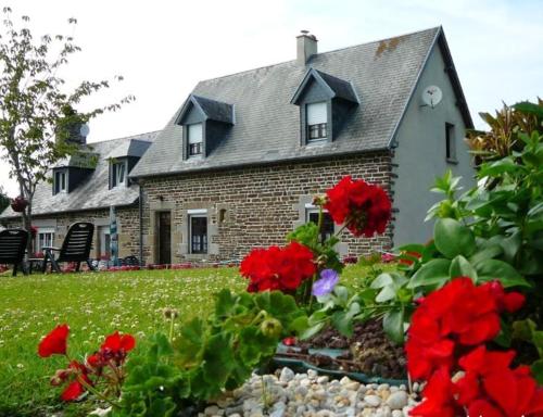 Maison de 2 chambres avec jardin amenage et wifi a Saint laurent de cuves : Maisons de vacances proche de Courson
