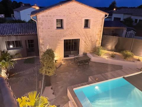 Maison chaleureuse avec piscine et parking : Maisons de vacances proche de La Chapelle-Bâton