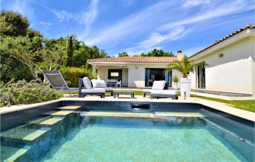 Nice Home In St Laurent Des Arbres With Wifi, Private Swimming Pool And 3 Bedrooms : Maisons de vacances proche de Saint-Geniès-de-Comolas